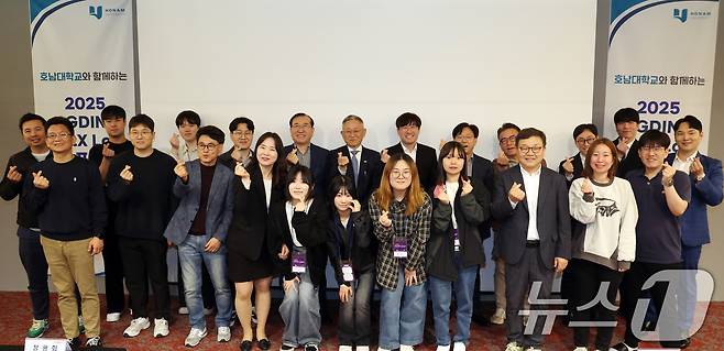 김종갑 글로벌디지털혁신네트워크 대표, 정광회 차의과대학 학장 등이 9일 경기도 성남시 경기스타트업캠퍼스에서 열린 호남대학교와 함께하는 2025 GDIN PetX Lab 교육프로그램 반려동물 산업 IR 데이 행사에서 기념촬영을 하고 있다. 2025.5.9/뉴스1 ⓒ News1 김명섭 기자