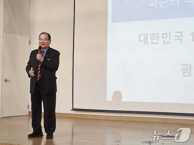 이종찬 광복회장이 9일 춘천시청 1층 대회의실에서 '광복 80주년과 국군의 정통성'을 주제로 강연을 하고 있다.2025.5.9 한귀섭 기자