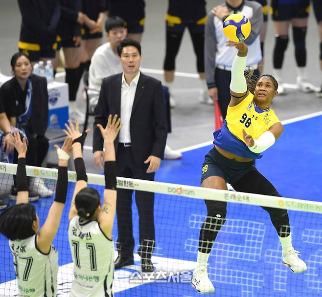 현대건설 모마가 11일 수원체육관에서 열린 2024~2025 V-리그 한국도로공사와 경기에서 스파이크를 날리고 있다. 2025. 2. 11. 수원 | 최승섭기자 thunder@sportsseoul.com