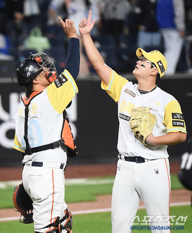 7일 대전 한화생명볼파크에서 열린 삼성-한화전. 한화가 10대6으로 승리하며 9연승, 단독 1위에 올랐다. 마무리 김서현이 이재원 포수와 세리머니를 하고 있다. 대전=정재근 기자 cjg@sportschosun.com/2025..5.7/