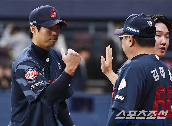 29일 서울 고척스카이돔에서 열린 롯데-키움전. 9대3으로 승리한 롯데 김태형 감독이 구승민을 맞이하고 있다. 고척=정재근 기자 cjg@sportschosun.com/2025.4.29/
