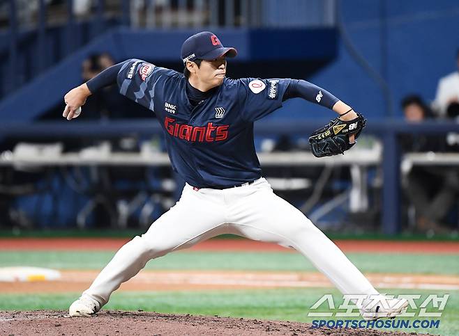 29일 서울 고척스카이돔에서 열린 롯데-키움전. 8회말 2사 만루에 등판한 구승민이 투구하고 있다. 고척=정재근 기자 cjg@sportschosun.com/2025.4.29/