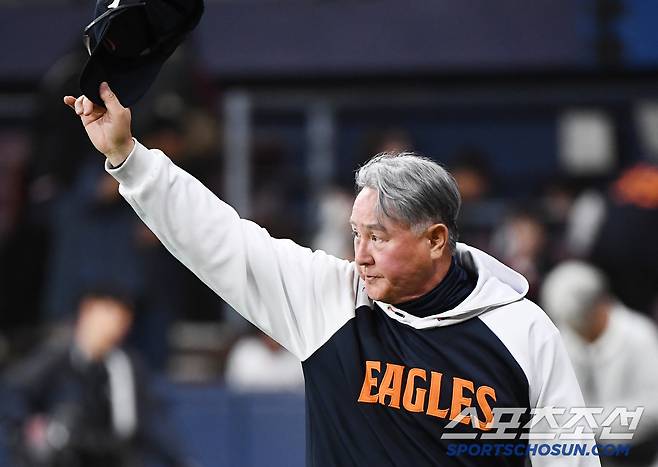 9일 서울 고척스카이돔에서 열린 한화-키움전. 한화가 7대5 역전승을 거두며 10연승을 질주했다. 김경문 감독이 팬들을 향해 인사하고 있다. 고척=정재근 기자 cjg@sportschosun.com/2025.5.9/