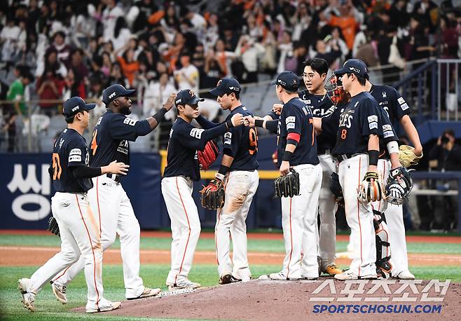 9일 서울 고척스카이돔에서 열린 한화-키움전. 한화가 7대5 역전승을 거두며 10연승을 질주했다. 선수들이 승리를 자축하고 있다. 고척=정재근 기자 cjg@sportschosun.com/2025.5.9/