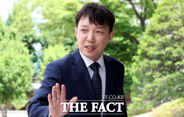 자녀를 위장전입 시키고 대기업 임원에게 접대를 받은 혐의로 재판에 넘겨진 이정섭 대전고검 검사의 첫 재판이 9일 시작된다. 이정섭 검사 /뉴시스