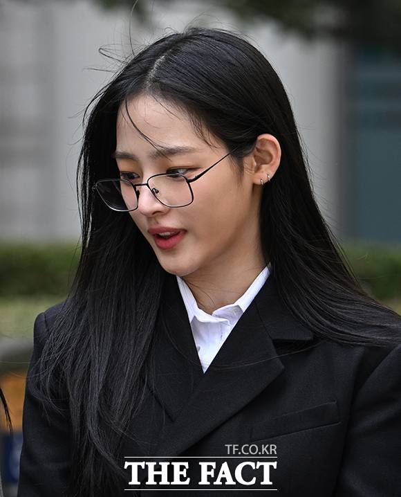 뉴진스 민지가 생일을 맞아 팬들에게 "좋아하는 일 하겠다고 내 행복만 보면서 달려가는게 어쩌면 무식해 보일 수 있다고 생각하지만 나는 내 오늘이 그리고 내일이 행복했으면 좋겠다"는 내용이 담긴 편지를 남겼다. /박헌우 기자