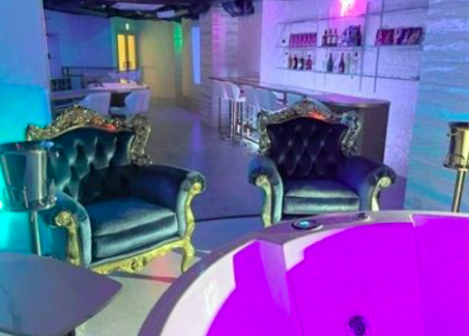 일본 도쿄에서 여성 종업원이 접대하는 주점을 무허가로 운영한 혐의로 업주가 체포됐다. 사진은 가게 내부 모습. FNN 뉴스