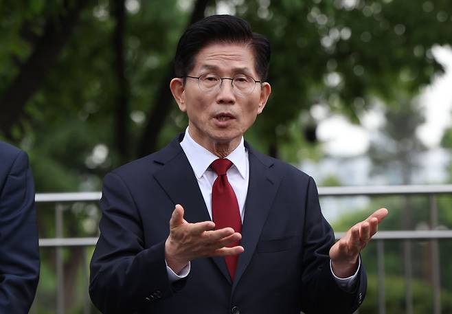 국민의힘 김문수 대선후보가 8일 서울 국회 사랑재카페에서 한덕수 무소속 예비후보와 회동을 마치고 취재진의 질문을 받고 있다./ 남강호 기자