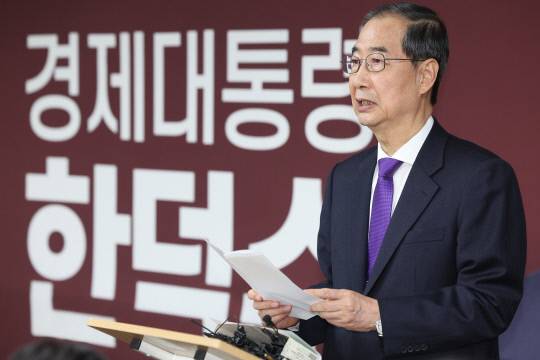 무소속 한덕수 대통령선거 예비후보가 7일 서울 영등포구 선거캠프 사무실에서 열린 기자회견에서 대선 단일화와 관련해 발언하고 있다. 연합뉴스