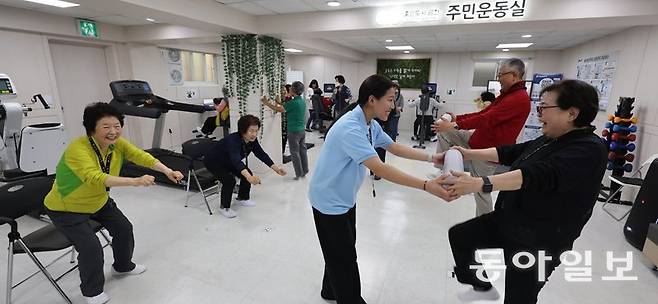 7일 서울 금천구 독산보건지소에서 ‘건강장수학교 3기’ 수강생들이 전문 운동사의 지도에 따라 근력 운동을 하고 있다. 건강장수학교는 고령층을 대상으로 4주간 운동과 건강 교육을 통해 실생활에서 활용할 수 있는 건강관리법을 익히도록 돕는 서울시 프로그램이다. 수료 후에는 졸업생 중심의 걷기·스트레칭 자조모임이 이어진다. 장승윤 기자 tomato99@donga.com