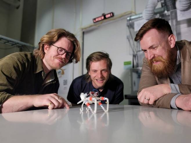 알베르토 코모레토 네덜란드 AMOLF연구소 연구원(왼쪽)과 동료들이 개발한 로봇을 살펴보고 있다. AMOLF연구소 제공.