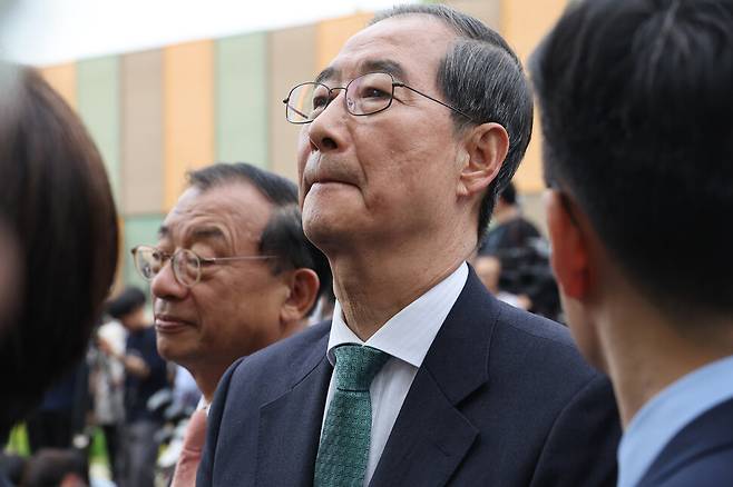 한덕수 무소속 대통령 후보가 8일 서울 국회 사랑재에 위치한 커피숍에서 국민의힘 김문수 대선후보와 후보 단일화 관련 회동을 마치고 생각에 잠겨 있다. 연합뉴스