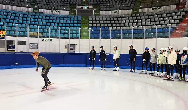 쇼트트랙 선수 박지원이 9일 서울 양천구 목동아이스링크에서 학생 선수들에게 스케이팅 시범을 보이고 있다. 장필수 기자 feel@hani.co.kr