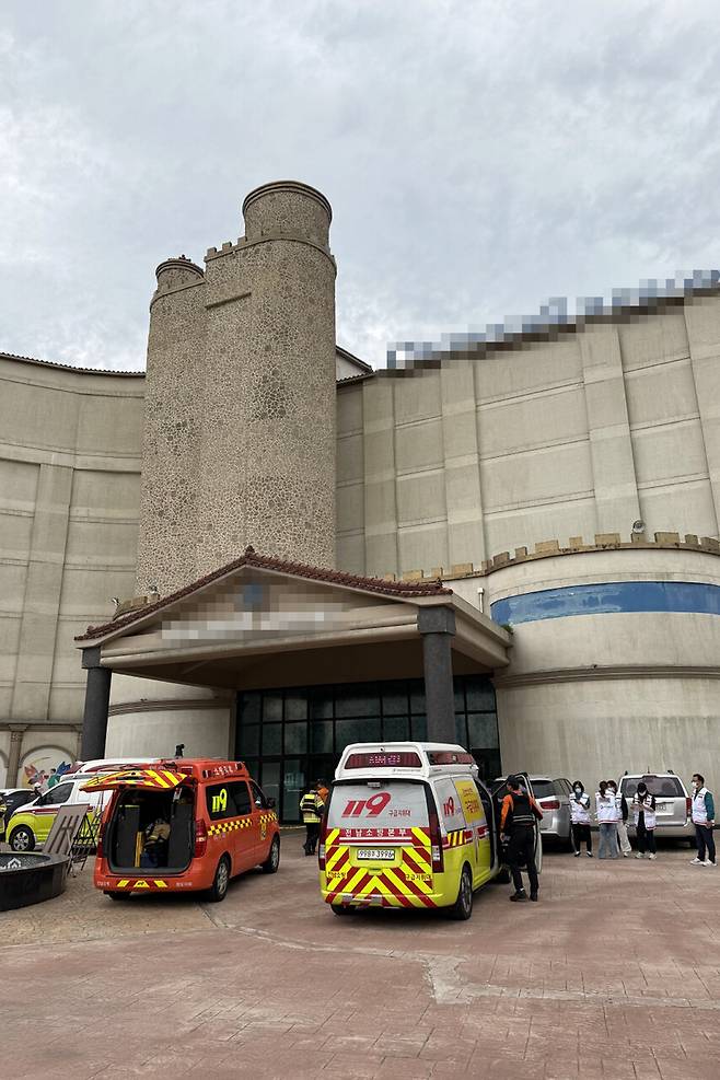 2025년 5월5일 전남 완도군 완도읍 한 리조트에서 숙박객 14명이 두통과 어지럼증 등 가스중독 증상을 보여 119구급대가 환자 이송을 준비하고 있다. 연합뉴스