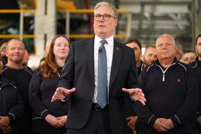 키어 스타머 영국 총리가 8일 미국과의 무역 협상 결과가 발표된 후 웨스트미들랜즈에 위치한 재규어 랜드로버 공장에서 이에 대해 설명하고 있다. 웨스트미들랜즈=AFP 연합뉴스