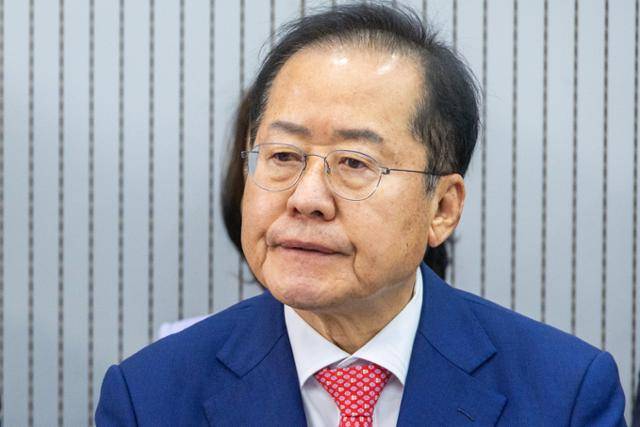 제21대 대통령후보자 국민의힘 3차 경선 진출자를 발표한 지난달 29일 오후 서울 여의도 국민의힘 중앙당사에서 홍준표 후보가 결과를 기다리고 있다. 홍 후보는 이날 '최종 2인'에 들지 못해 탈락했고, 정계 은퇴를 선언했다. 뉴시스