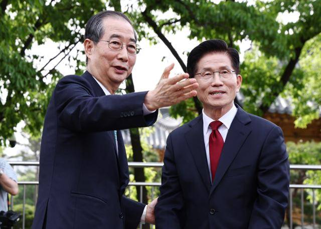 김문수(오른쪽) 국민의힘 대선 후보와 무소속인 한덕수 대선 예비후보가 8일 서울 국회 사랑재에 위치한 커피숍에서 회동하고 있다. 연합뉴스