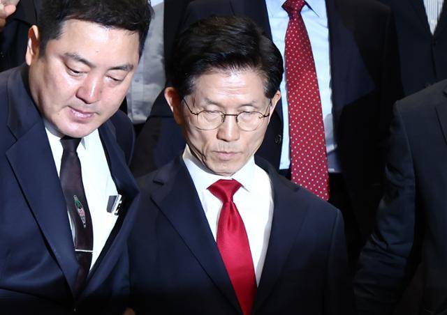 김문수 국민의힘 대통령 후보가 9일 서울 여의도 국회에서 열린 의원총회에서 굳은 표정으로 나오자 권성동 원내대표가 김 후보를 따라 나서고 있다. 뉴스1