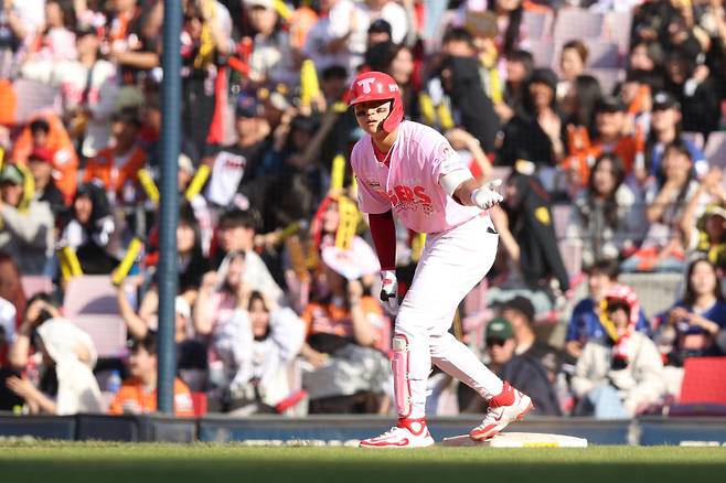 지난 4일 광주 한화전 9회 말 타석에서 김서현의 160.5㎞/h 광속구를 받아쳐 우전 안타로 연결한 뒤 1루를 밟은 김도영. 화제를 모은 이 승부를 돌아본 김도영은 "내가 선수 생활을 하면서 친 공 중 가장 빠른 공이었다"라고 돌아봤다. 사진=KIA 타이거즈