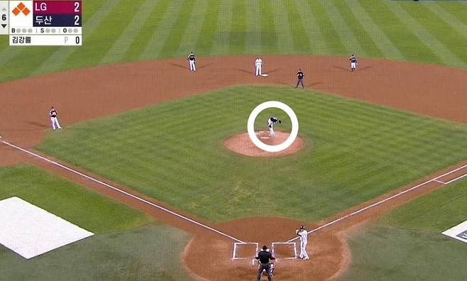 LG 김강률이 지난 7일 잠실 두산전 6회 말 구원 등판해 1루측 두산 팬들을 향해 허리 숙여 인사하고 있다. SPOTV·티빙 중계화면 캡처.