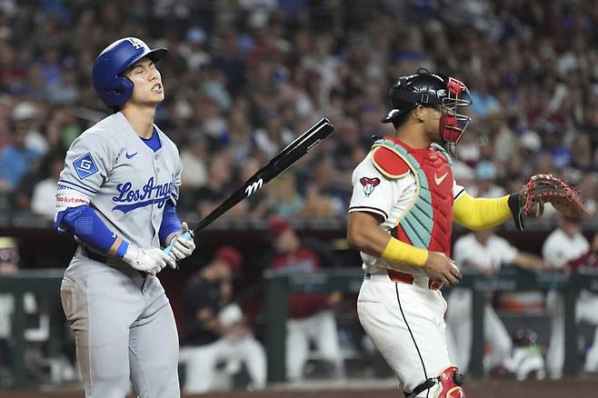 김혜성이 9일(한국시간) 애리조나와 원정 경기 7회 초 삼진으로 물러나며 아쉬워하고 있다. AFP=연합뉴스