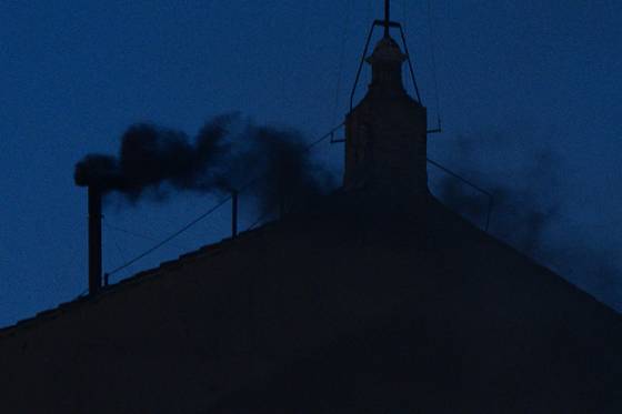 지난 7일(현지시간) 시스티나 성당 굴뚝에서 교황 선출 불발을 알리는 검은 연기가 피어오르고 있다. EPA=연합뉴스