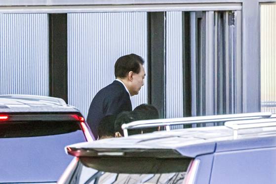 내란 혐의로 체포된 윤석열 전 대통령이 지난해 1월 15일 오전 경기도 과천 고위공직자범죄수사처 청사에 도착해 조사실로 향하고 있다. 김성룡 기자