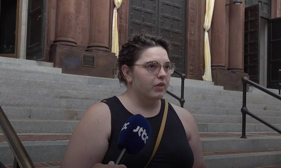 가톨릭 신도 오들리 슈멜저가 8일(현지시간) 워싱턴 DC의 성 마테오 사도 대성당 앞에서 중앙일보ㆍJTBC와 인터뷰하고 있다. 슈멜저는 미국인 출신으로는 처음으로 교황이 된 로버트 프레보스트(69) 추기경을 두고 “훌륭한 선택”이라고 말했다. 김형구 특파원