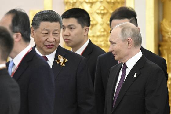 8일 러시아 모스크바 크렘링궁에서 열린 러시아 전승절 80주년 기념 만찬에서 블라디미르 푸틴 러시아 대통령과 시진핑 중국 국가주석이 대화를 나누고 있다. AP=연합