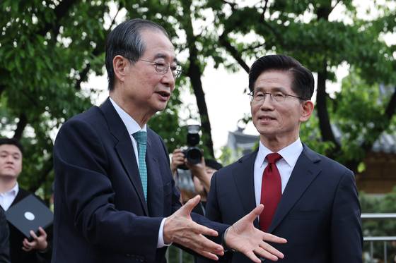 국민의힘 김문수 대선후보와 무소속 한덕수 대선 예비후보가 8일 서울 국회 사랑재에 위치한 커피숍에서 회동을 마친 후 인사하고 있다. 연합뉴스