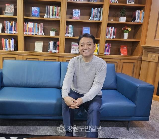 ▲ 더불어민주당 강원권 총괄 선대위원장과 이재명 후보 직속 국가미래정책위원장을 맡은 이광재 전 강원도지사가 지난 7일 국회의원 회관에서 본지와 인터뷰를 가졌다.