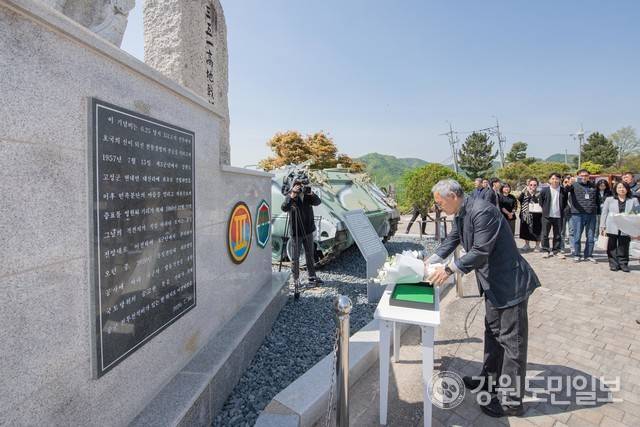 ▲ 유인촌 장관이 평화의 길 탐방에 앞서 351고지 전토 전적비에 헌화하고 있다.