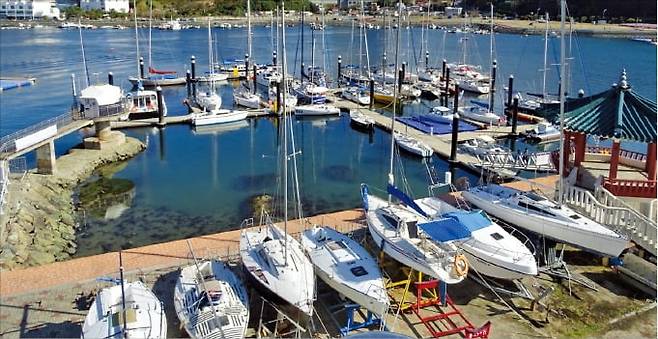 해양수산부가 행사해 온 마리나업에 대한 등록 및 관리 권한이 이달부터 광역자치단체로 이양됐다. 사진은 통영항 마리나. /경상남도 제공