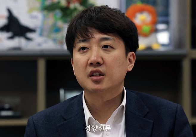 이준석 개혁신당 대선 후보가 지난달 23일 국회 의원회관 집무실에서 경향신문과 인터뷰를 하고 있다. 서성일 선임기자