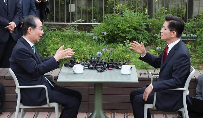 김문수 국민의힘 대선 후보와 한덕수 무소속 예비후보가 8일 오후 국회 사랑재의한 카페에서 단일화 관련 회동을 하고 있다. 권현구 기자