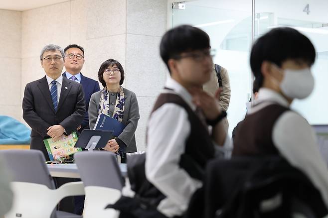 수업을 듣는 학생들을 지켜보고 있는 정근식 서울시교육감(왼쪽). 교육청 제공