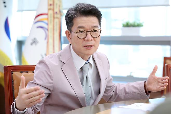 3선 연임한 정원오 성동구청장이 성동구 현안에 대해 설명하고 있다. 성동구