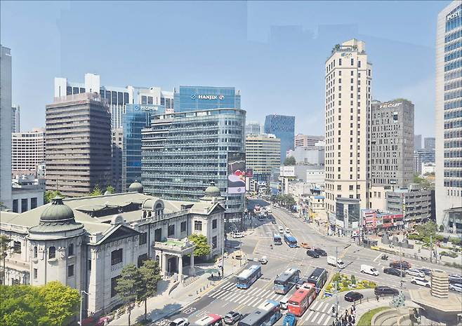 옥상 정원에서 내려다본 한국은행 앞 사거리 풍경. 근대 건물과 현대 고층 빌딩 조화가 인상적이다. (나건웅 기자)