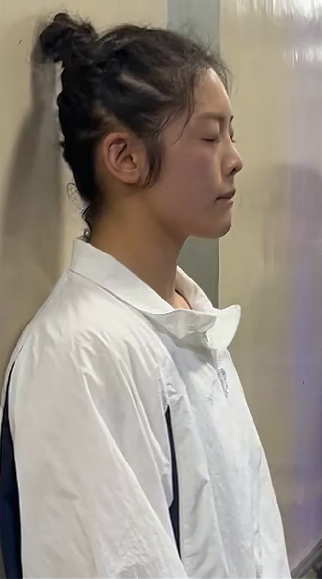 피지컬100 이예지가 2025년 5월 일본 도쿄 고라쿠엔홀 DEEP 125 Impact 여자 아톰급 시합 입장을 기다리며 눈을 감은 채 마음을 가다듬고 있다. 사진@deep2001MMA/@yezipower