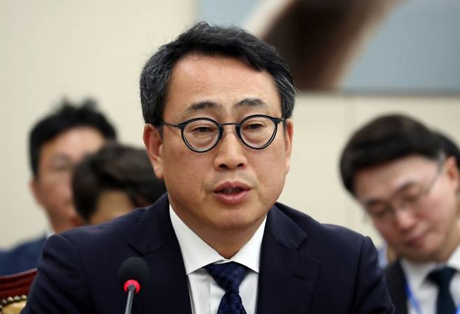 8일 서울 여의도 국회에서 열린 과학기술정보방송통신위원회 전체회의 SK텔레콤 해킹 관련 청문회에서 유영상 SKT 사장이 의원 질의에 답하고 있다. /사진=뉴시스