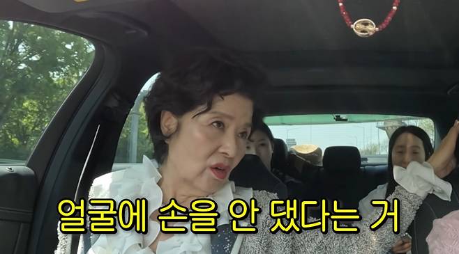 배우 윤미라가 시술을 받지 않은 자연 미인이라고 자랑하며, 과도한 성형수술과 시술을 받는 후배 배우들에 대한 안타까움을 털어놨다./사진=유튜브 채널 '순풍 선우용여' 영상