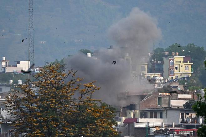 7일(현지시간) 인도 잠무 지역의 주요 도시인 푼치 구역에 포탄이 떨어진 뒤 연기가 피어오르고 있다./AFPBBNews=뉴스1