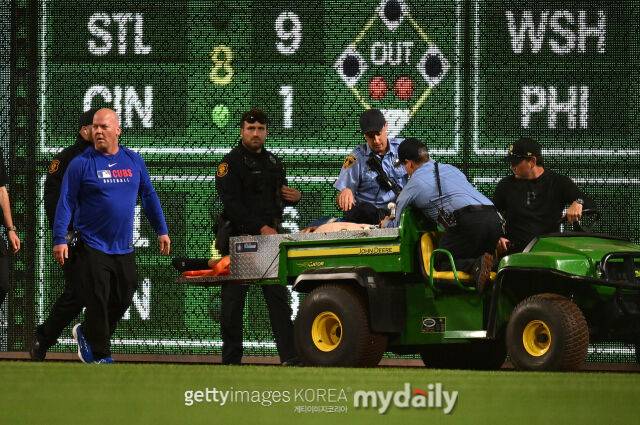 피츠버그 홈구장 PNC파크에서 팬이 추락해 이송되고 있다./게티이미지코리아