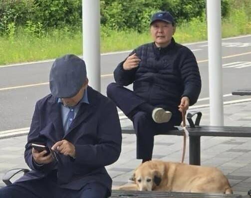 지난 5일 서울 동작대교 부근 한강공원에서 포착된 윤석열 전 대통령. 온라인 커뮤니티 갈무리