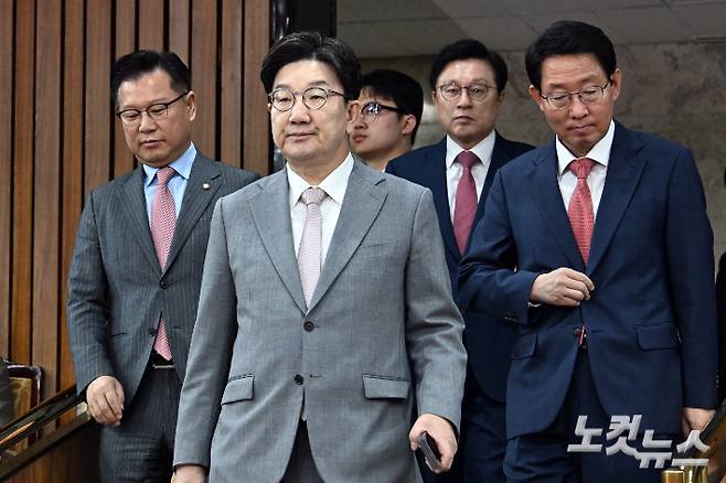 국민의힘 권성동 원내대표가 국회에서 열린 원내대책회의에 참석하는 모습. 윤창원 기자