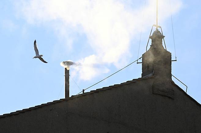 8일(현지시각) 4번째 투표만에 바티칸 시스티나 경당 굴뚝 위에서 교황 선출을 알리는 흰 연기가 피어 올랐다. 연합뉴스