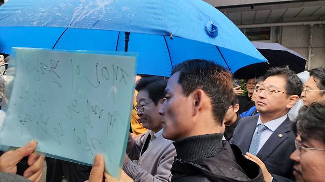 더불어민주당 이재명 대선 후보가 지지자들과 인사하고 있다. 독자 제공