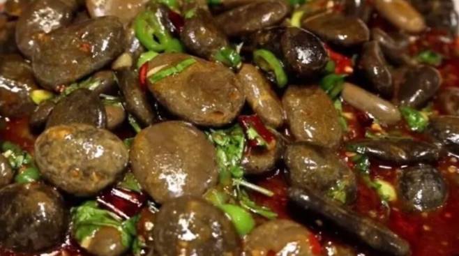 중국 소셜미디어에서 조명되고 있는 돌볶음 요리 '수오디우'. 샤오훙수