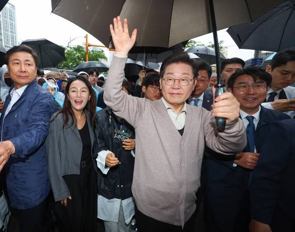 경주 골목골목 경청 투어 나선 이재명 후보 - 이재명(가운데) 더불어민주당 대선 후보가 9일 경북 경주시 한 거리에서 주민들에게 인사하고 있다. 2025.5.9