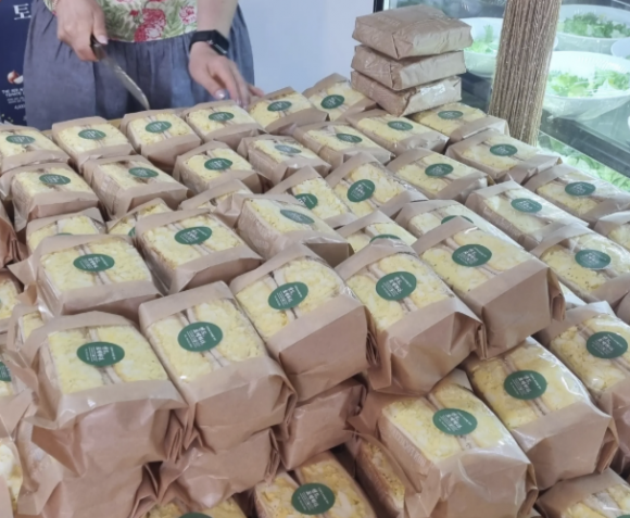 대전 중구 은행동에서 샌드위치 가게를 운영하는 A씨가 대전 유명 빵집 성심당으로부터 샌드위치 단체 주문을 받았다며 올린 사진. 소셜미디어(SNS) 캡처